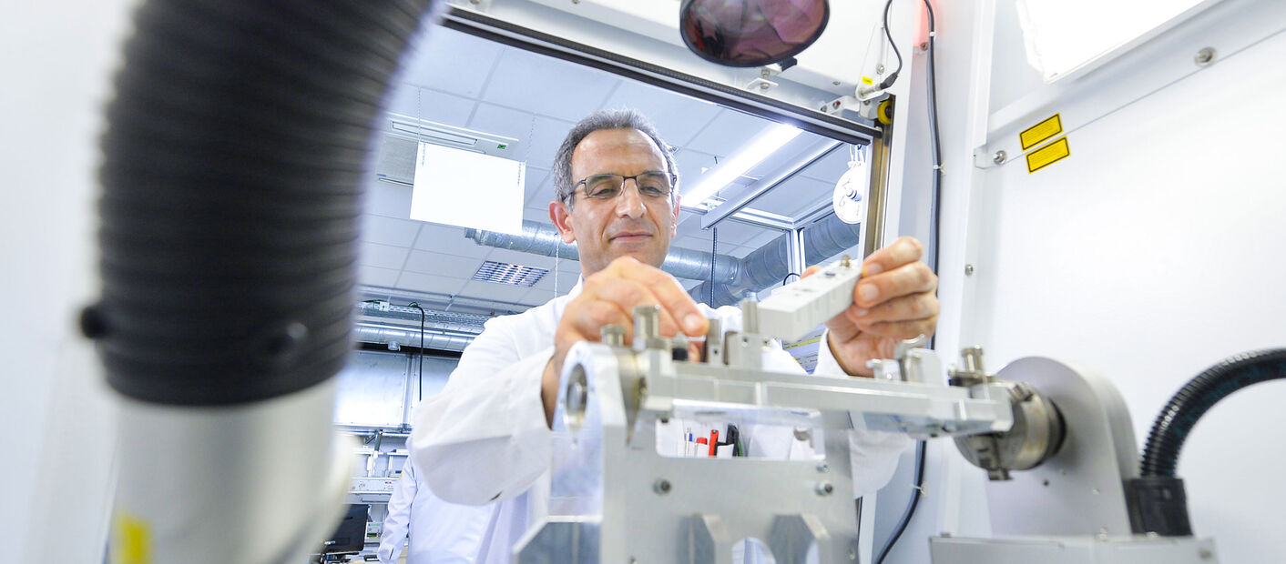[Translate to Slovenia: Slovene [sl_SI]:] Mitarbeiter in der Murrelektronik Produktion